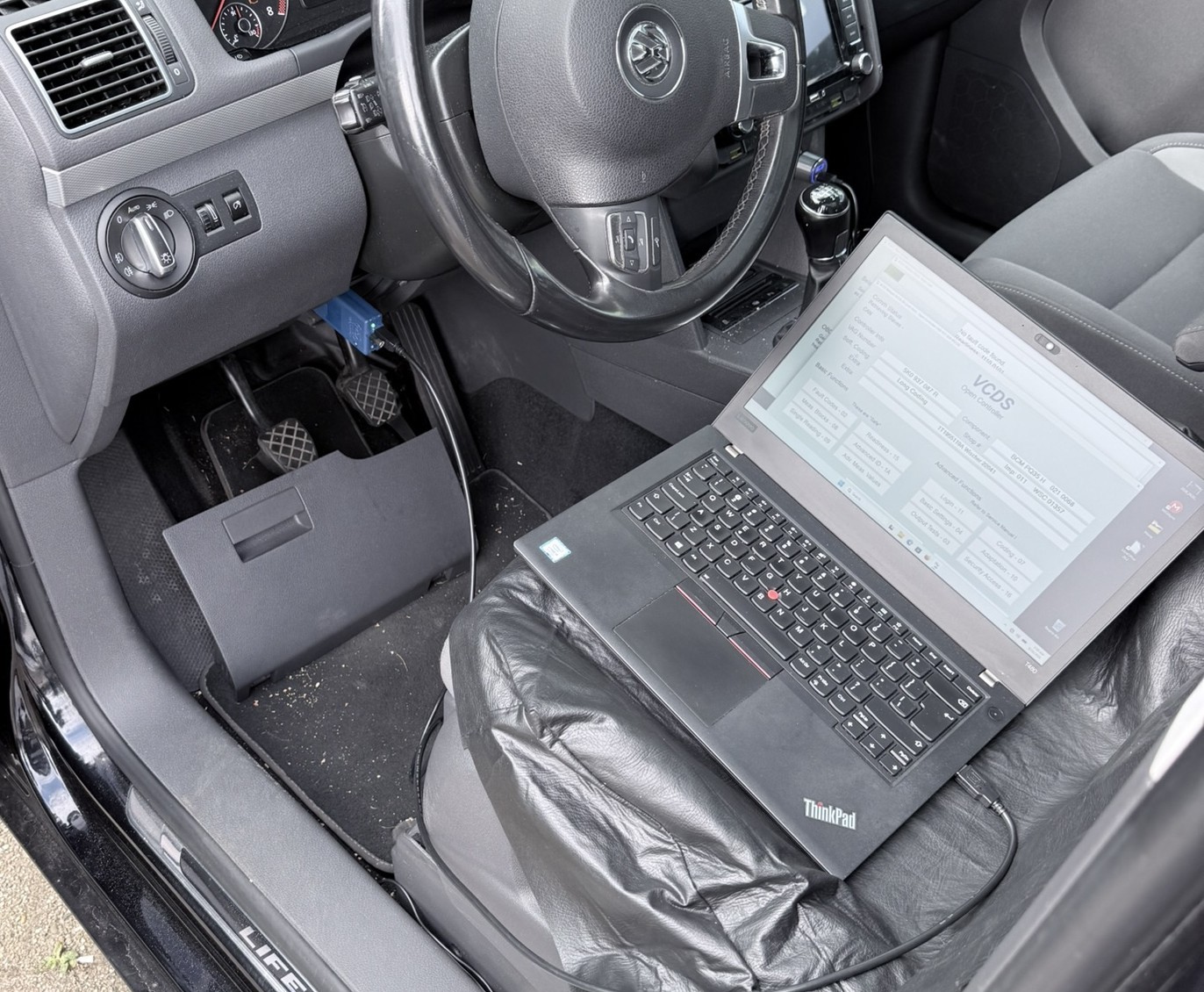 Voertuigdiagnose met laptop bij Furgot Automotive